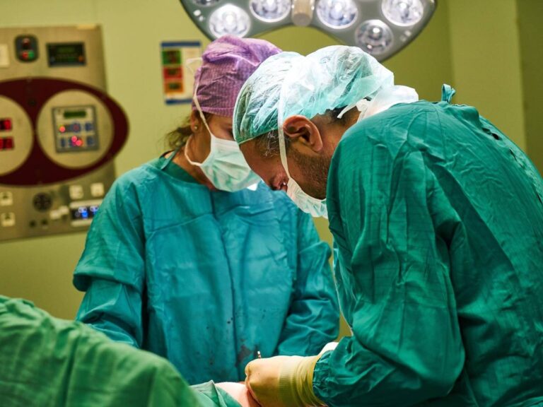 Opération sans précédent au CTO de Turin : il retrouve l’usage de sa main paralysée grâce aux nerfs de son pied
