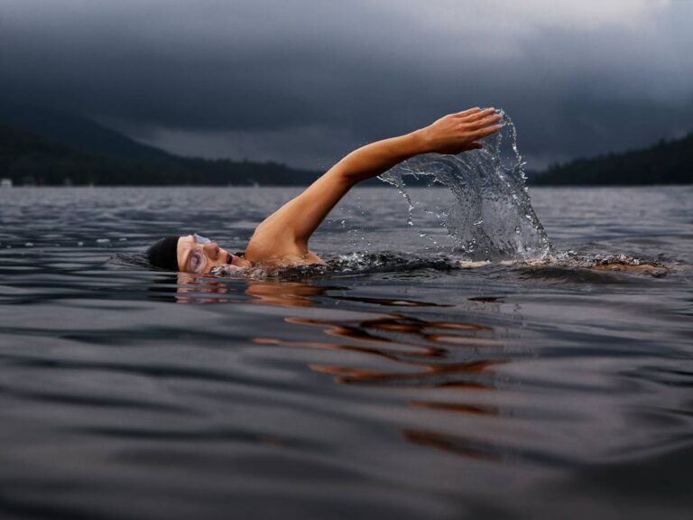 Ménopause, nager dans l’eau froide améliore les symptômes