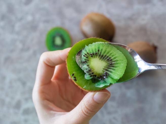 Un kiwi par jour (ou deux) : aide à la tension artérielle, aux intestins et ralentit le vieillissement