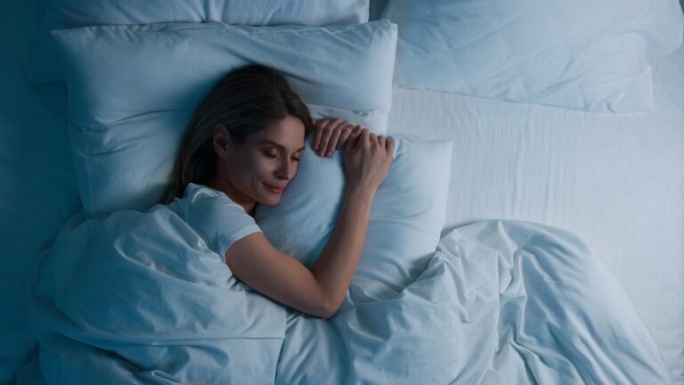 Vrai ou faux sur le sommeil : est-il bon de récupérer le week-end ?  Dites-vous la vérité dans votre sommeil ?  Quelles sont les heures les plus reposantes ?