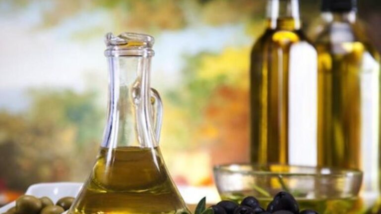 L'huile d'olive se confirme comme une panacée pour la santé : avec au moins trois cuillerées par jour, le risque de mortalité par cancer diminue