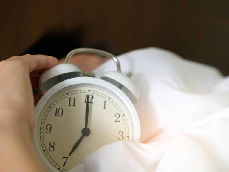 Maladie, stress, prise de poids : les risques de dormir moins de 7 heures
