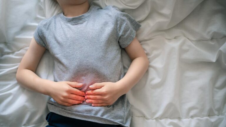 Syndrome du côlon irritable chez l'enfant : les premiers symptômes et examens nécessaires, sans trop s'alarmer