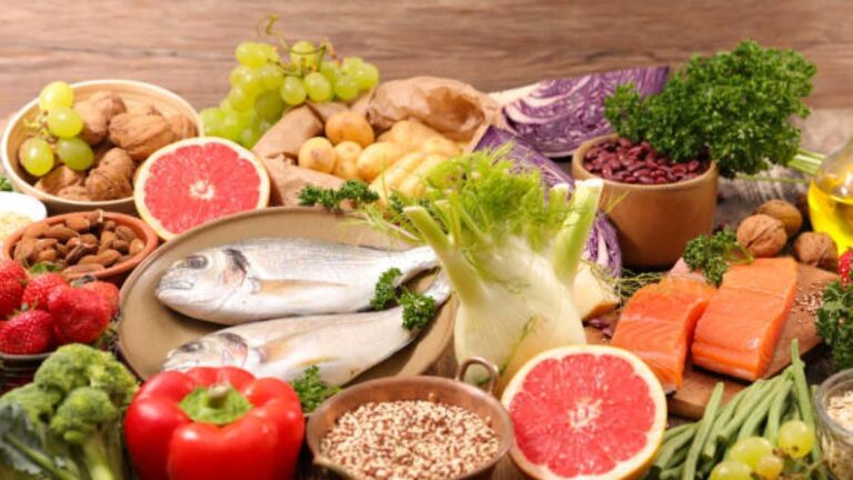 Sel avec du potassium, plus de poisson et de légumes : comment prévenir l'hypertension (aussi) à table